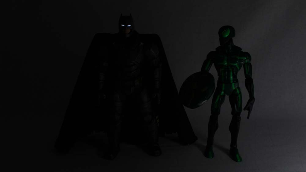 Mezco Toyz Armored Batman 1:12 Collective Batman v Superman Dawn of Justice Toy Figure Review